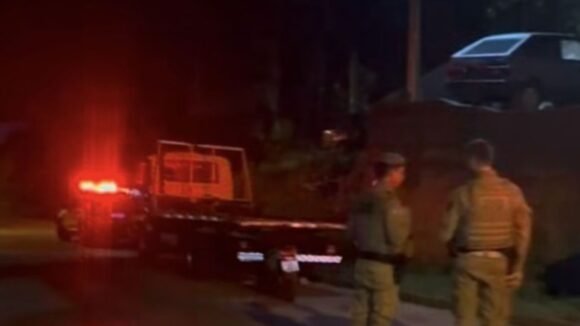 Mulher morre após colidir moto contra caminhão estacionado em Braço do Norte