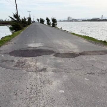 Problemas no asfalto levam prefeitura de Laguna a vistoriar trecho de rodovia na Ponta da Barra Problemas no asfalto levam prefeitura de Laguna a vistoriar trecho de rodovia na Ponta da Barra