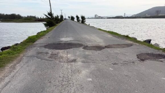 Problemas no asfalto levam prefeitura de Laguna a vistoriar trecho de rodovia na Ponta da Barra
