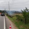 Homem fica ileso após carro bater contra poste na SC-437, em Imaruí