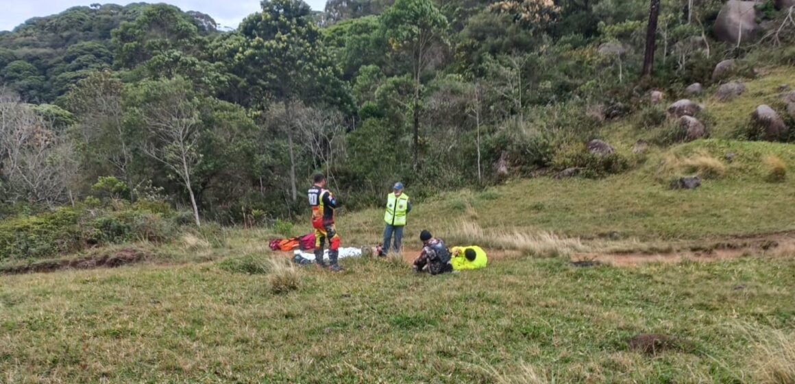 Motociclista fica ferido após colisão durante trilha no Morro de Fátima, em Armazém Motociclista fica ferido após colisão durante trilha no Morro de Fátima, em Armazém