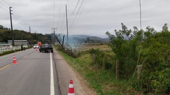 Homem fica ileso após carro bater contra poste na SC-437, em Imaruí