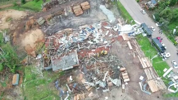 Ciclone bomba no RS deixa uma pessoa morta e cinco feridos