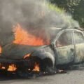 Mãe e três crianças escapam ilesas antes de carro ser destruído por incêndio