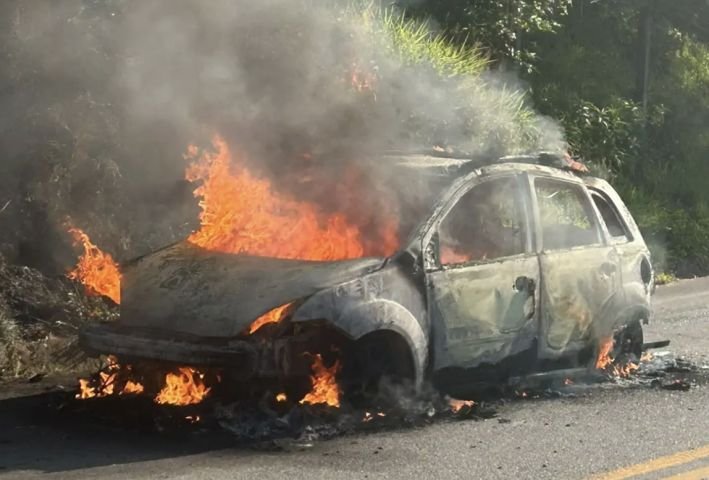 Mãe e três crianças escapam ilesas antes de carro ser destruído por incêndio