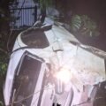 Duas pessoas ficam feridas após carro capotar na SC-370
