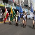 Avenida Marcolino Martins Cabral reúne milhares de pessoas em desfile de 7 de Setembro em Tubarão