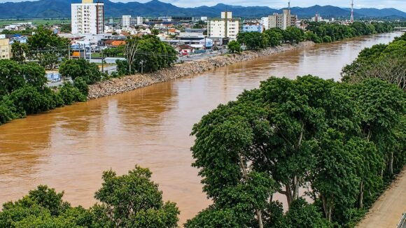 Chuva supera 100 mm em Tubarão, mas nível do Rio Tubarão começa a baixar lentamente