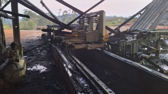 Incêndio destrói parte de estrutura industrial de madeira em Braço do Norte