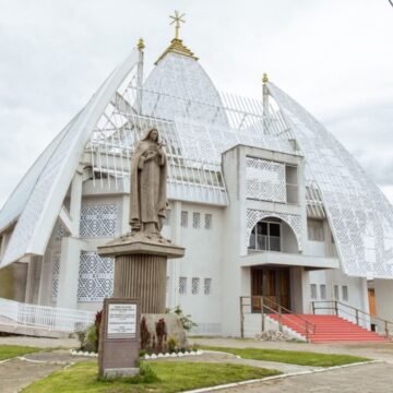 Nova Igreja Matriz Santa Teresinha é dedicada e inicia caminho para se tornar Santuário Nova Igreja Matriz Santa Teresinha é dedicada e inicia caminho para se tornar Santuário